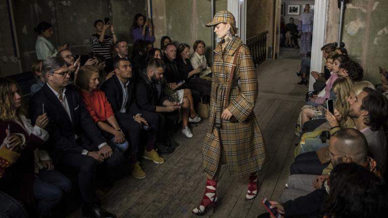 Burberry SS 2018: Η επιστροφή του εμβληματικού καρό στην Εβδομάδα Μόδας του Λονδίνου | 0 bovary.gr