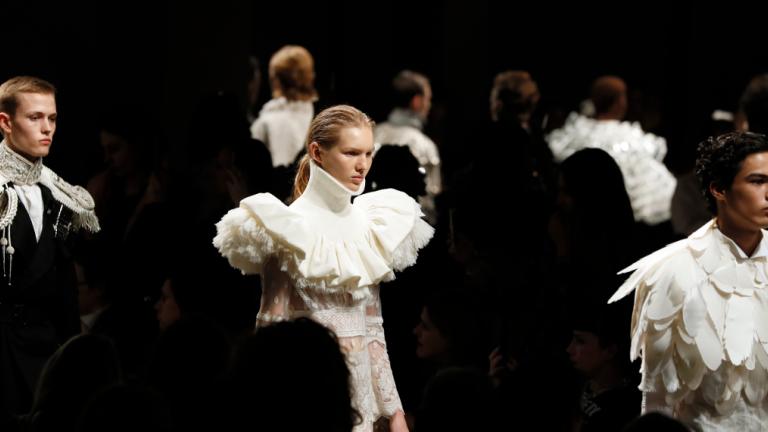 Η μεγάλη αλλαγή του οίκου Βurberry -Τα διαφορετικά, άλλου στιλ, ρούχα που παρουσίασε | 0 bovary.gr