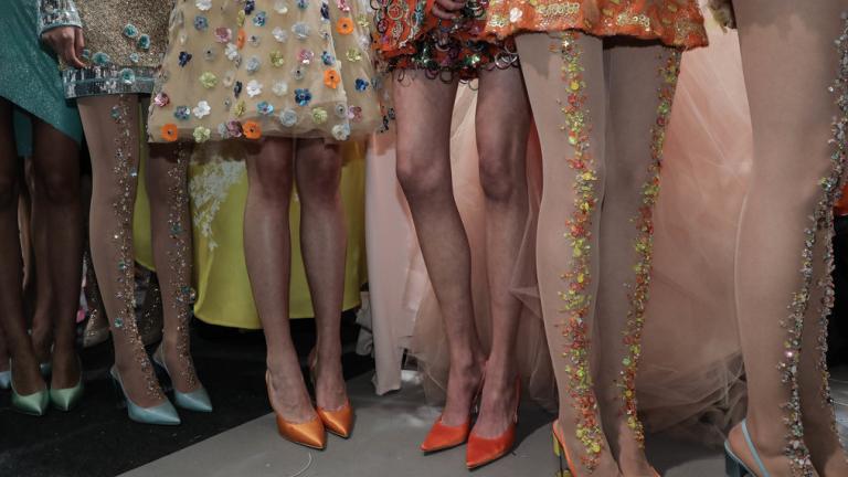 Βρήκαμε τι είναι τα παπούτσια που φορούσαν τα μοντέλα στο show της Celia Kritharioti -To ιδανικό ζευγάρι για κάθε δημιουργία | 0 bovary.gr