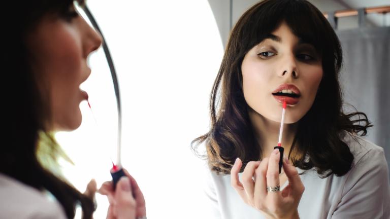 Γυναίκα βάζει κραγιόν/Shutterstock