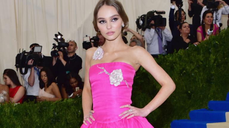 Λίλι Ρόουζ Ντεπ, η πιο φρέσκια παρουσία στο Met Gala, με υπογραφή Chanel  | 0 bovary.gr