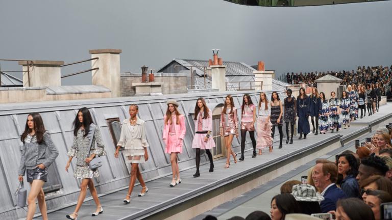 Ισως η πιo girly συλλογή της Chanel -Νεανική αύρα ελευθερίας στις στέγες του Παρισιού | 0 bovary.gr