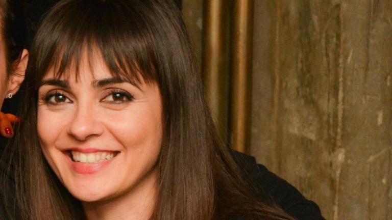 H κόρη της Αγγελικής Δαλιάνη παίζει με την φουσκωμένη κοιλιά της μαμάς της | 0 bovary.gr