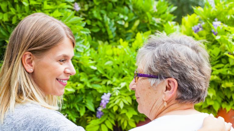 Φροντίζοντας έναν άνθρωπο με νόσο Αλτσχάιμερ, Φωτογραφία: Shutterstock/By Ocskay Mark