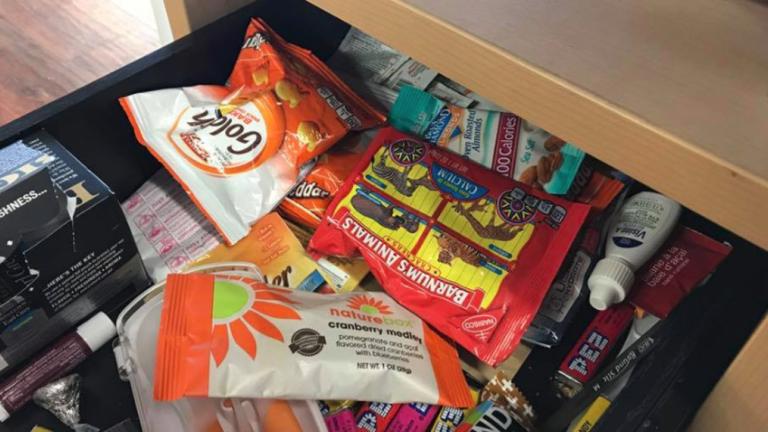 Η νέα εμμονή στο Twitter: Τι σνακ κρύβουν οι εργαζόμενοι στα συρτάρια τους | 0 bovary.gr