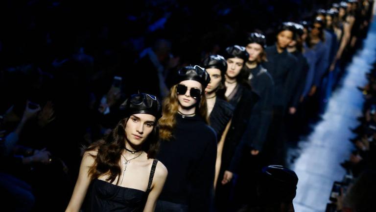 Παρίσι: Ο Dior αλλάζει τα δεδομένα -Το μπλε είναι το νέο μαύρο  | 0 bovary.gr