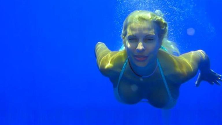 Με αψεγάδιαστο κορμί η Ελένη Μενεγάκη κάνει βουτιές με τις κόρες της και τρελαίνει το Internet  | 0 bovary.gr