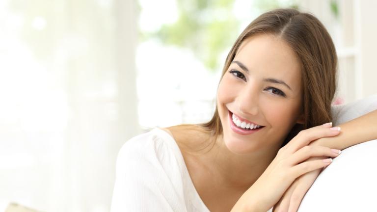 Χαμογελαστή Γυναίκα/Shutterstock