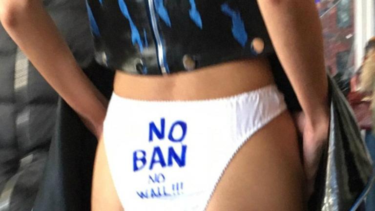 Πασαρέλα κατά του Τραμπ στην Εβδομάδα Μόδας της Νέας Υόρκης - Μηνύματα σε εσώρουχα  [εικόνες] | 0 bovary.gr