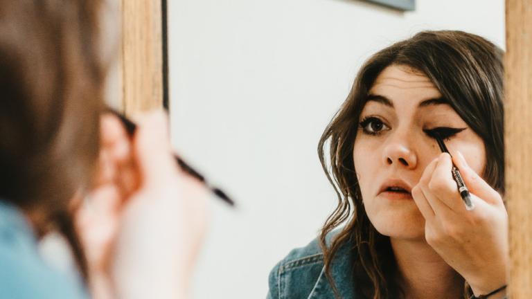 Γυναίκα βάζει eyeliner στα μάτια της, Φωτογραφία: Matt Seymour/Unsplash