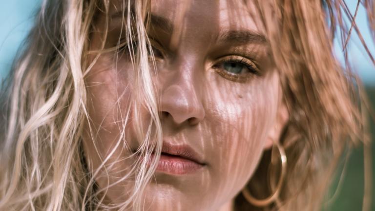 Γυναίκα με ξανθά μαλλιά/Photo by Ana Francisconi on Unsplash