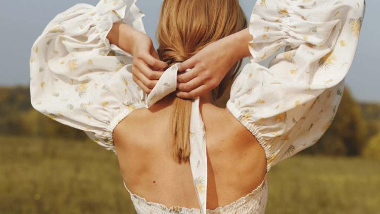 Το φόρεμα με το εντυπωσιακό ντεκολτέ και τα puffed μανίκια που έχει ξετρελάνει τις γυναίκες  | 0 bovary.gr