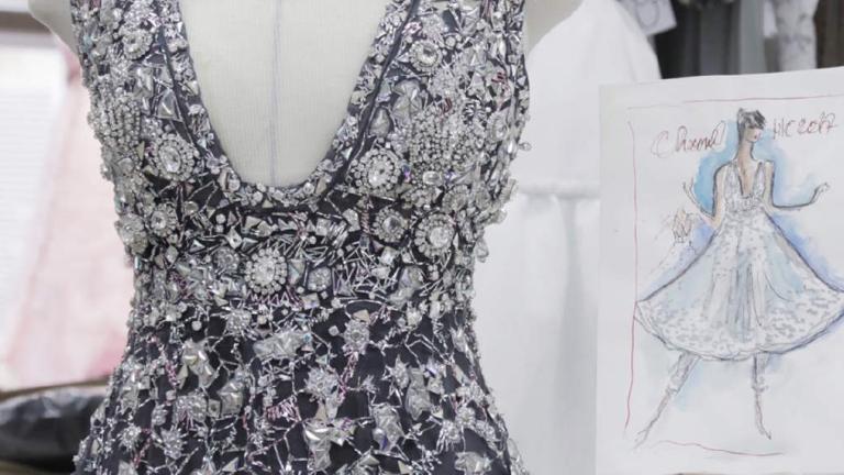 Στο ατελιέ της Chanel: Καρέ καρέ πώς φτιάχτηκε το φόρεμα της Εμμα Στόουν για τα Bafta | 0 bovary.gr