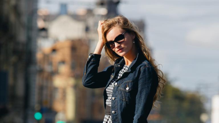 Τα άνετα παπούτσια που προτιμούν οι Γαλλίδες αυτό το καλοκαίρι -Και δεν είναι σανδάλια | 0 bovary.gr