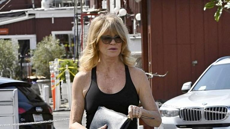 Σε φόρμα η Γκόλντι Χόουν στα 71 της -Με κολάν και αμάνικο τοπ [εικόνες] | 0 bovary.gr