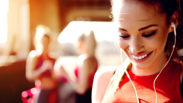  Γιατί δεν πρέπει να φοράς ακουστικά όταν κάνεις γυμναστική | 0 bovary.gr