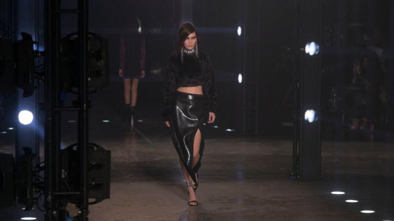 Λονδίνο, Versus Versace: Οι Χαντίντ έδειξαν τι θα πει ροκ-γκόθικ, αλλά σικ, ντύσιμο | 0 bovary.gr