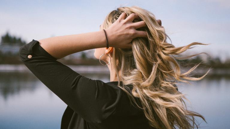 Είναι τελικά ένα Micerall προϊόν μαλλιών ό,τι καλύτερο για καθημερινή χρήση; Φωτογραφία: Unsplash/Megan Lewis