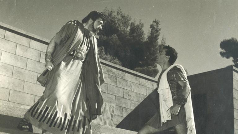 Η πρώτη παράσταση των Επιδαυρίων 65 χρόνια πριν -Ο ζεν πρεμιέ Αλεξανδράκης αποθεώθηκε από 20.000 θεατές | 0 bovary.gr