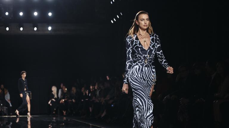 Η Ιρίνα Σάικ στην πασαρέλα, Φωτογραφία: ΑP images/Andres Kudacki