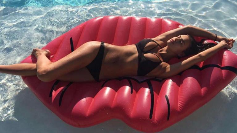 H Iρίνα Σάικ με σέξι μπικίνι μετά τη γέννηση του κόρης της -Θεϊκό κορμί [εικόνες] | 0 bovary.gr