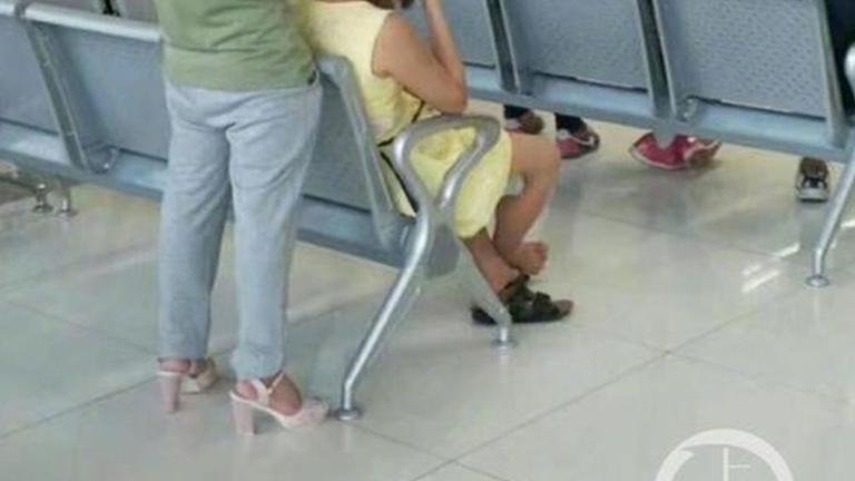 Ιππότης! Αυτός ο άνδρας άλλαξε παπούτσια με τη σύντροφό του γιατί τη χτυπούσαν οι γόβες | 0 bovary.gr