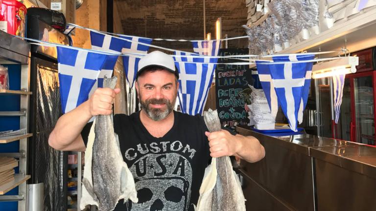 H καλτ καντίνα του Βασίλη Καλλίδη μπαίνει σε κούτες και γίνεται ταβέρνα για μια μέρα  | 0 bovary.gr