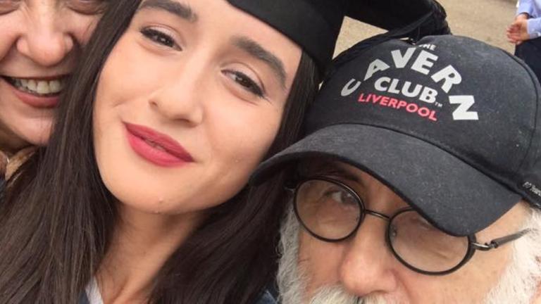 Υπερήφανος πατέρας! Ο Θάνος Μικρούτσικος στην αποφοίτηση της κόρης του | 0 bovary.gr