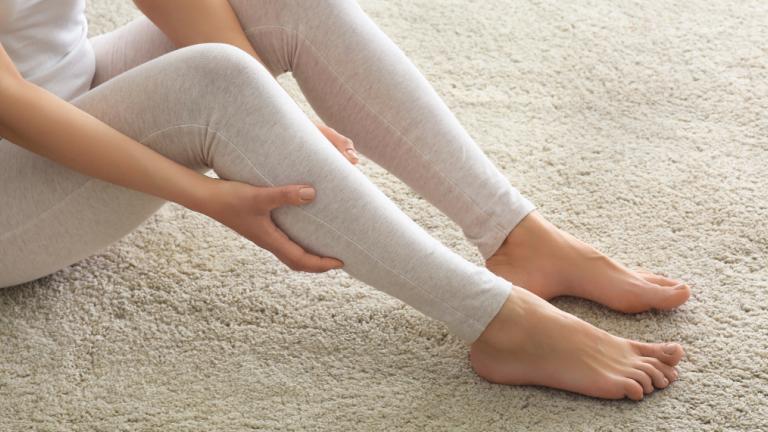 Οι λόγοι που εμφανίζεις συχνές κράμπες στα πόδια, Φωτογραφία: Shutterstock/By Africa Studio 