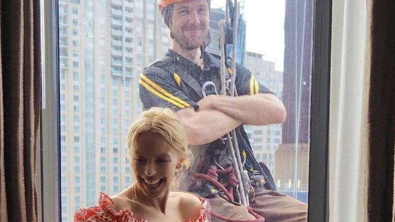 Καθαριστής τζαμιών εντοπίζει σε δωμάτιο την Κάιλι Μινόνγκ και... ποζάρει μαζί της (κρεμασμένος από σχοινιά) [εικόνες] | 0 bovary.gr