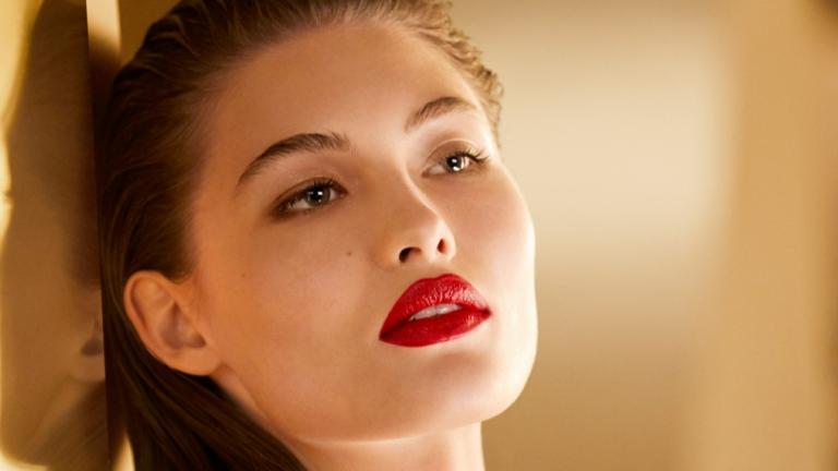 Το νέο κραγιόν Pure Color Desire Rouge Excess Lipstick