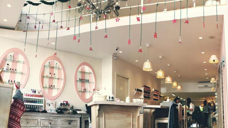 Σ' αυτό το μαγαζί στη Γλυφάδα έχουν τον τρόπο όσο εσύ κάνεις μανικιούρ και πεντικιούρ να... μην γκρινιάζει ο καλός σου | 0 bovary.gr