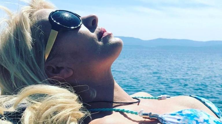 Βουτιές για την Ελένη Μενεγάκη με το μπικίνι της στην Ανδρο!  | 0 bovary.gr