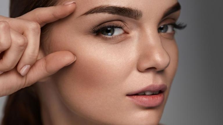 Γυναίκα με πυκνά φρύδια/Shutterstock