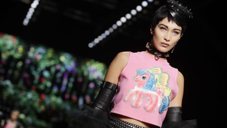 Moschino SS 2018: Pop αισθητική σε φλοράλ μοτίβα | 0 bovary.gr