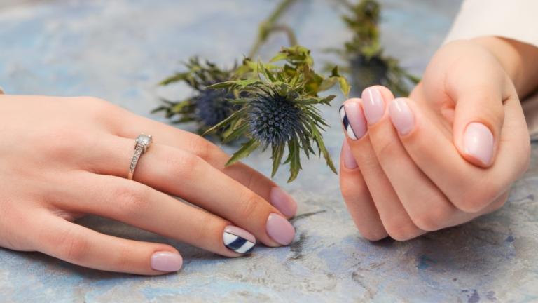 Μανικιούρ σε ανοιξιάτικο στιλ/Shutterstock