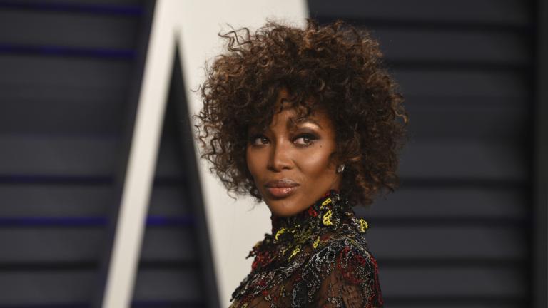 Η Ναόμι Κάμπελ στο πάρτι των Oσκαρ, Φωτογραφία: ΑP images/Evan Agostini