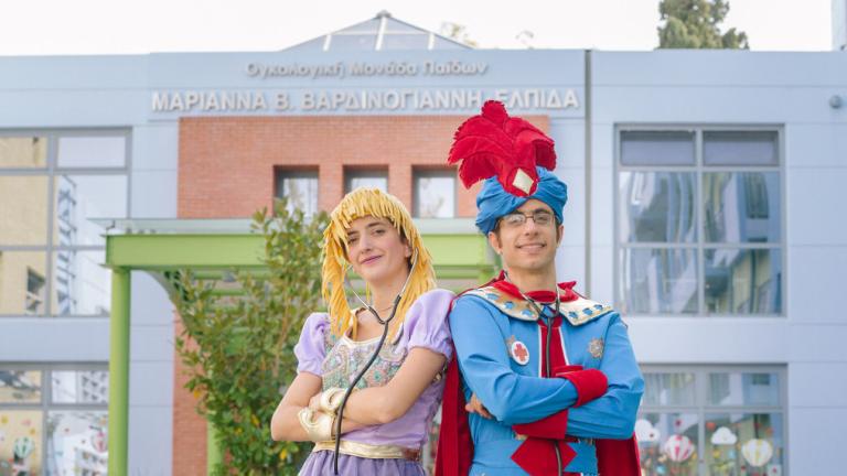 Οι δυο «μαγικοί παιδίατροι» της Playmobil μοιράζουν χαρά σε παιδιά που δίνουν μάχες | 0 bovary.gr