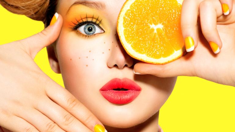 Γιατί όλοι ξαφνικά τρώνε πορτοκάλια στο μπάνιο; Το ασυνήθιστο τρεντ που σπάει το Ιντερνετ | 0 bovary.gr