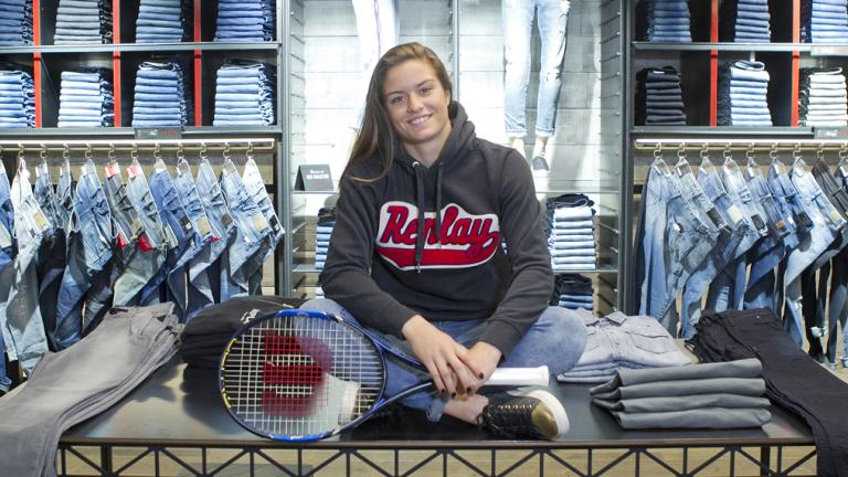 Η τενίστρια Μαρία Σάκκαρη είναι η Replay Brand Ambassador  | 0 bovary.gr