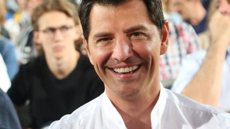 O Σάκης Ρουβάς μπήκε στην κουζίνα και δείχνει την αγαπημένη του συνταγή βήμα-βήμα | 0 bovary.gr