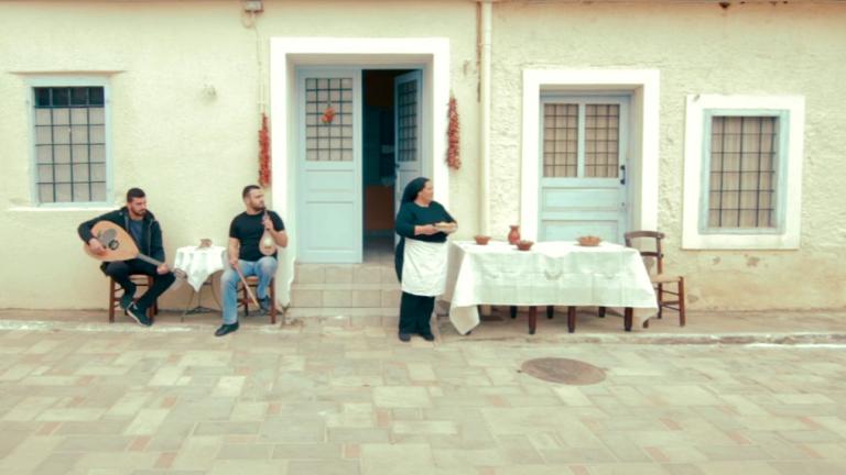 Γιαγιά στην Κρήτη κυνηγά δρομείς με τηγανόψωμα -Το ξεκαρδιστικό βίντεο που θα γίνει viral | 0 bovary.gr