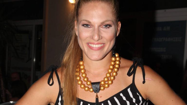 Πάρτι-έκπληξη στο μπαρ της Σάρα για την επιστροφή της στην Ελλάδα | 0 bovary.gr