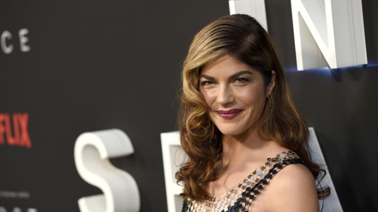 Σέλμα Μπλερ: Η ηθοποιός που διαγνώστηκε με σκλήρυνση κατά πλάκας δείχνει πώς είναι να προσπαθείς να μακιγιαριστείς έχοντας την νόσο | 0 bovary.gr