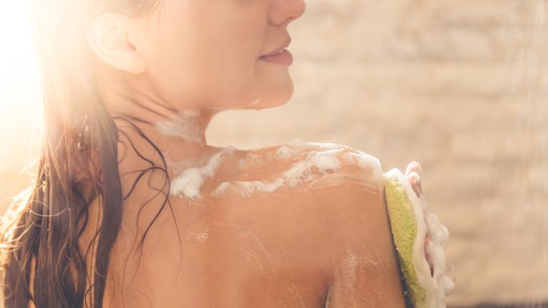 Μια γυναίκα κάνει ντους, Φωτογραφία: Shutterstock