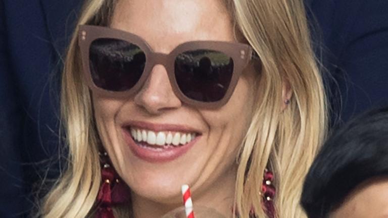 H Σιένα Μίλερ φόρεσε τα απόλυτα γυαλιά ηλίου του φετινού καλοκαιριού | 0 bovary.gr