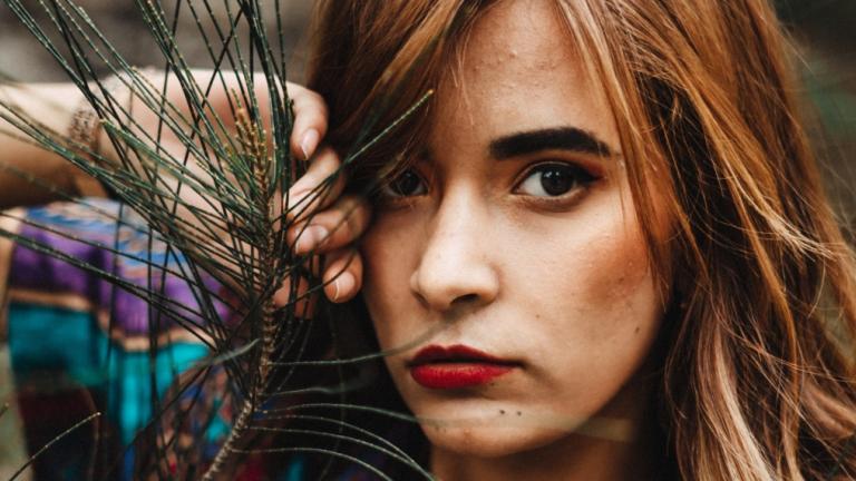 Γυναίκα με κόκκινο κραγιόν/Photo by Felipe Bustillo on Unsplash