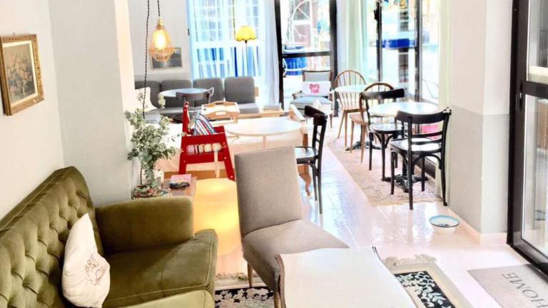 Spiti mas: Το καφέ-εστιατόριο στου Ψυρρή που είναι σαν σπίτι -Εχει μέχρι και κρεβάτι για να κοιμηθείς | 0 bovary.gr