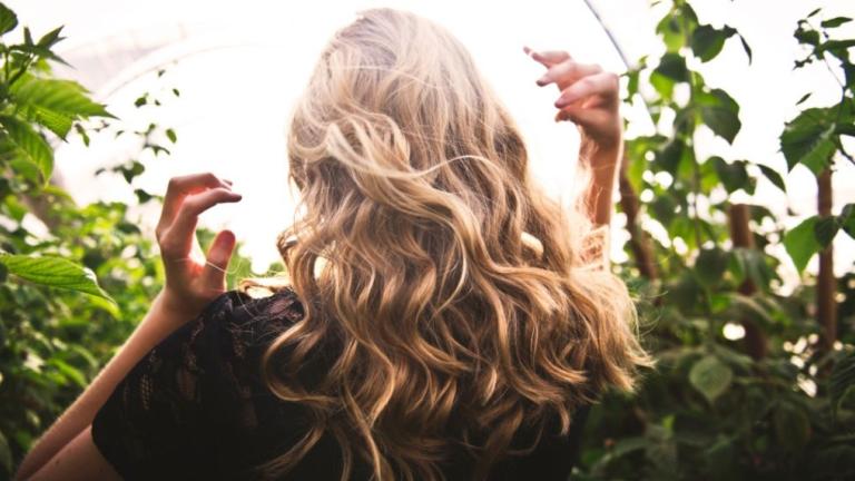 Ξανθά μαλλιά/Photo by Tim Mossholder on Unsplash