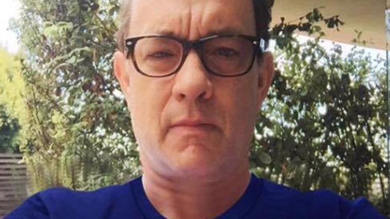 Οσοι πιστέψατε ότι αυτή η φωτογραφία του Τομ Χανκς με την ελληνική μπλούζα είναι αυθεντική, εξαπατηθήκατε | 0 bovary.gr